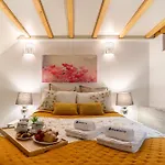 Host Wise - Colourful Cozy Flat
